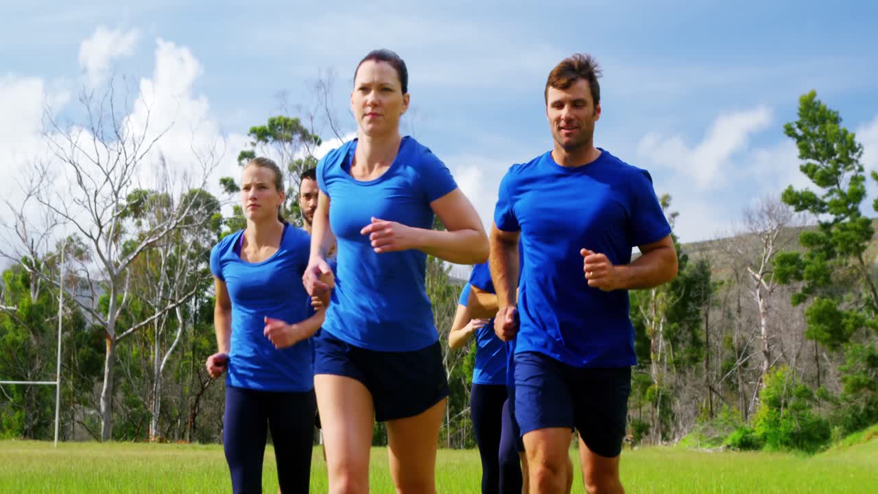 personas en forma corriendo en el campamento de entrenamiento 4k