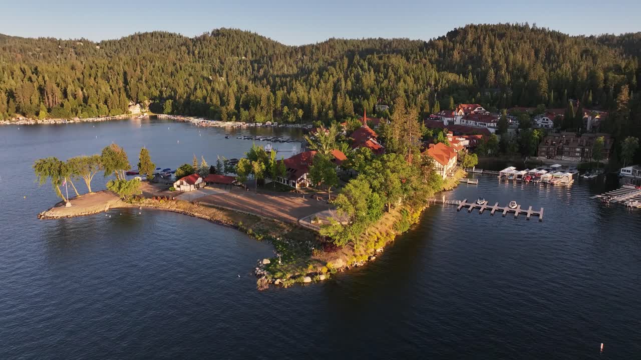 캘리포니아에 있는 레이크 애로헤드 빌리지 (lake arrowhead village) 에서 활기찬 해가 지는 공중 도에서