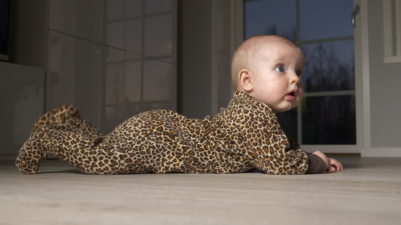 onesie의 아기는 밤에 바닥에 누워, 보기를 닫습니다