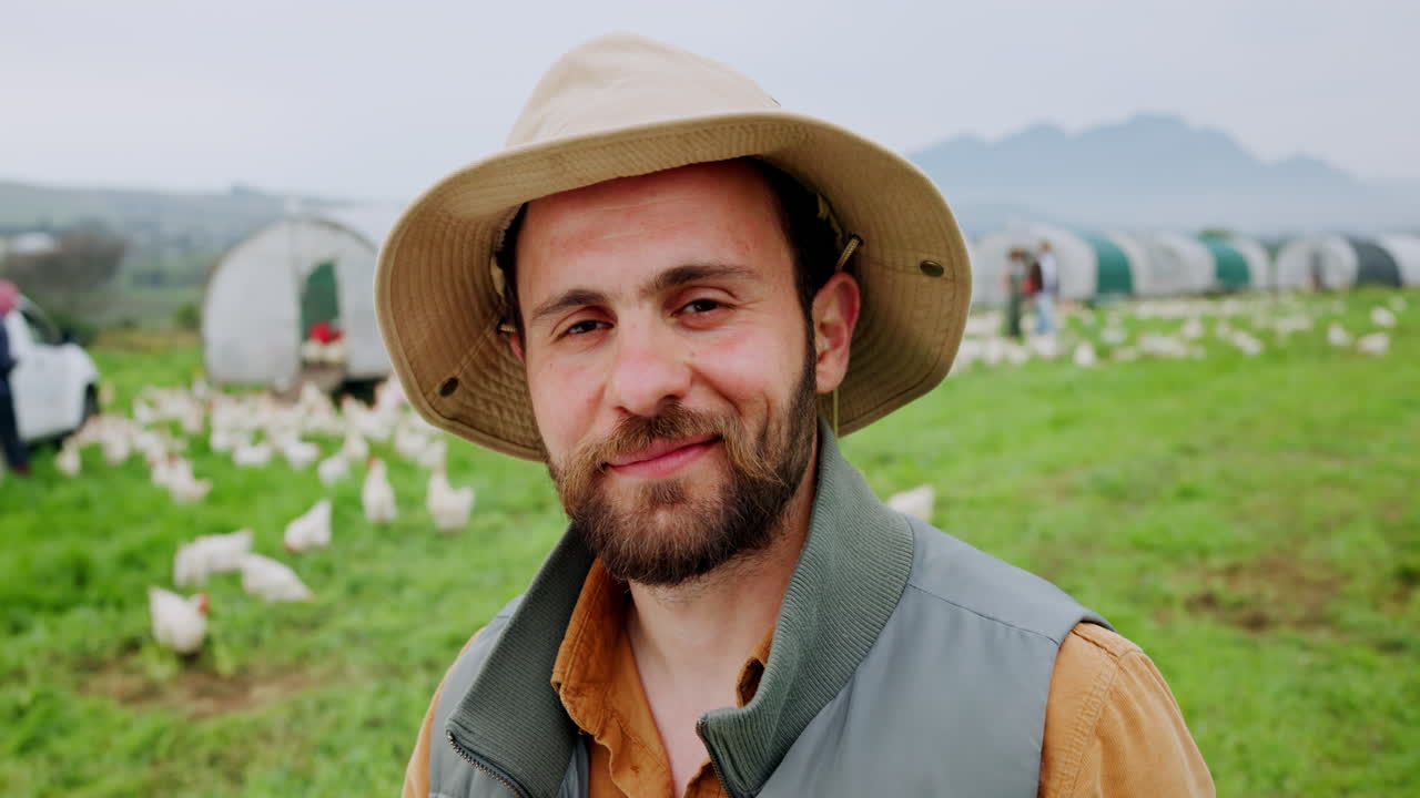 Agriculteur dans une ferme avicole