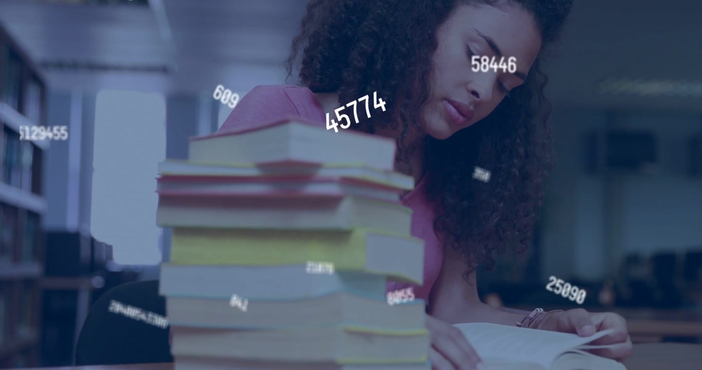 Vídeo vertical: Mulher lendo e estudando com blusa rosa em biblioteca com livros e sobreposição de dados aparecendo.