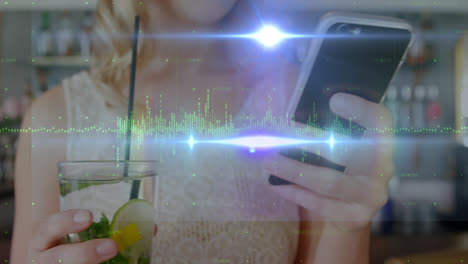 animación de gráficos sobre las manos de una mujer caucásica usando un teléfono inteligente