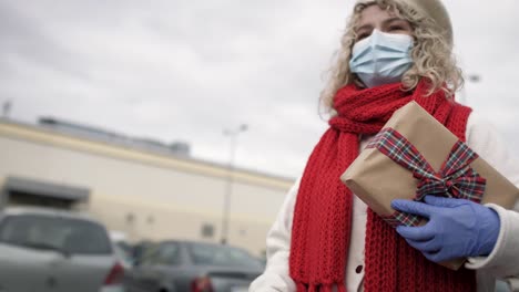 Video-De-Una-Mujer-Después-De-Hacer-Compras-Navideñas-Durante-El-Covid-19