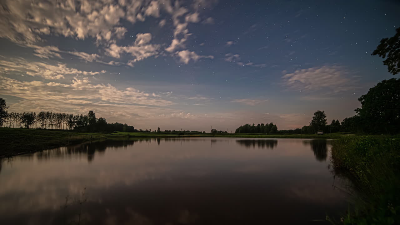 저녁부터 밤까지 시골 시골에서 자동차가 지나가는 고속도로 옆에 있는 라 아케의 저속 촬영