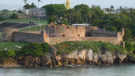 Fuerte-San-Felipe-Custodiando-La-Entrada-En-La-Bahía-Taino,-Puerto-Plata,-República-Dominicana