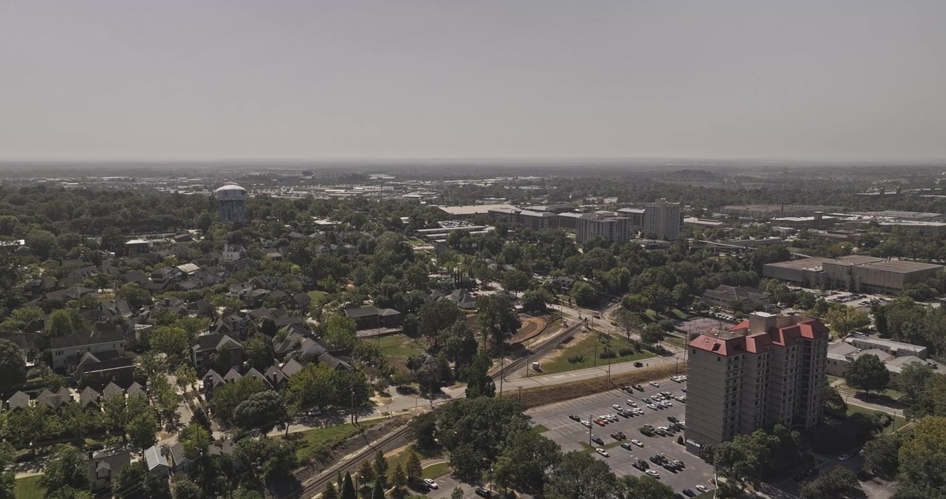 Columbia, Carolina del Sud, sorvolo aereo v60 sopra i quartieri di Wales Garden verso il centro e il campus universitario - Ripreso con Mavic 3 Pro Cine - 3 ottobre 2023