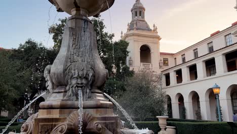 plaza del centenario en el patio del ayuntamiento de pasadena, panorámica en cámara lenta hasta el cielo al atardecer