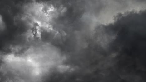 una espectacular tormenta de truenos vista del cielo 4k