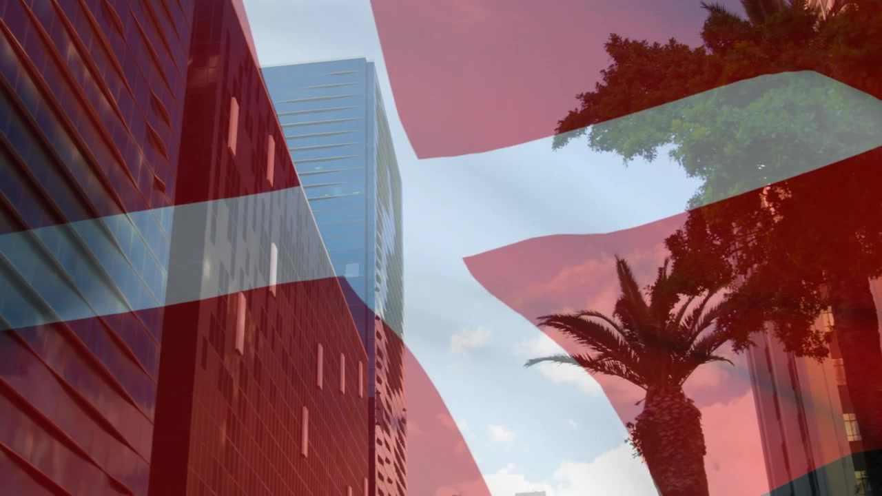 Bandeira translúcida vermelho-branca aparecendo na frente, tremulando pela moldura e tingindo o horizonte para sobreposição.