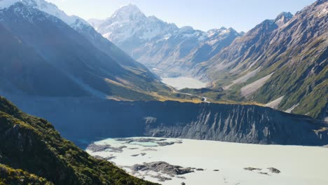 toma panorámica del épico lago tasman y mueller durante un hermoso día soleado - pico nevado del monte cook en segundo plano