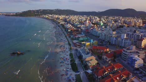 Luftaufnahme-Von-Bombas-Beach,-Einem-Beliebten-Strandziel-Im-Süden-Brasiliens