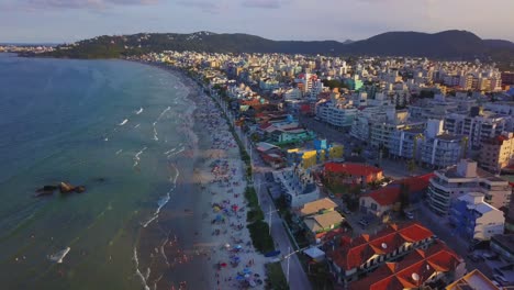 la inclinación aérea revela una toma de la playa bombas, un popular destino de playa en el sur de brasil.
