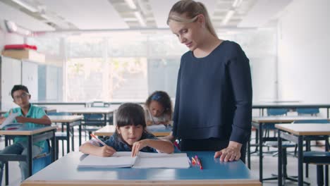 amable profesora explicando la tarea