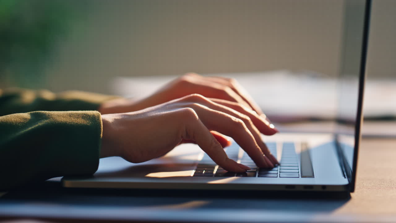 manos de mujer escribiendo en el teclado portátil de cerca. chica independiente trabajando en el portátil