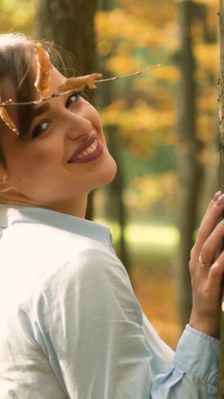 Donna nel parco autunnale. Tempo caldo e soleggiato. Concetto autunnale.
