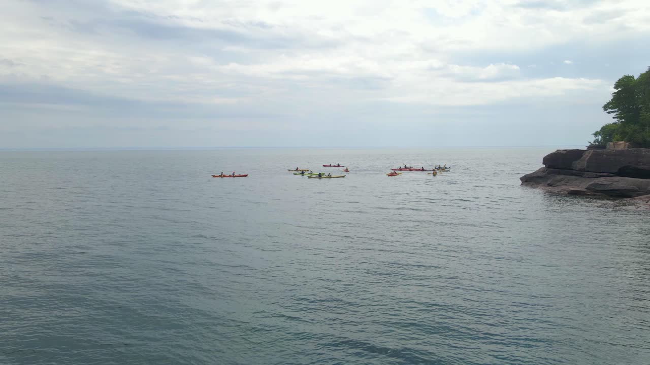 여름철 슈피리어 호수에서 탐험하는 카약 그룹의 공중 전망, 여행 및 야외 활동