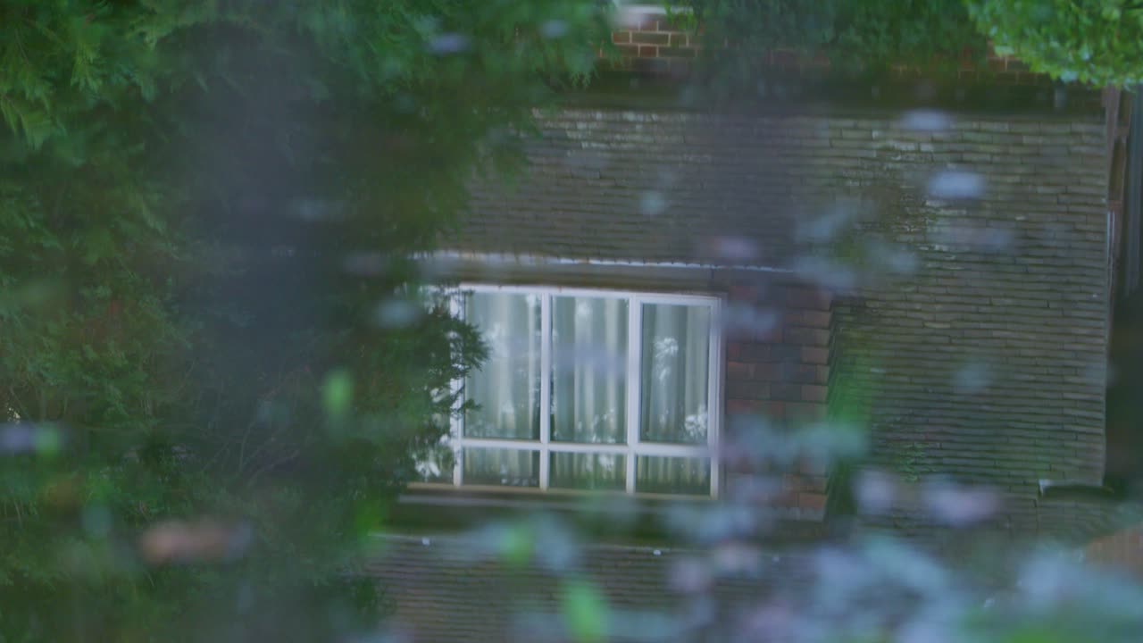 The reflection of an urban house in a puddle in 5K.