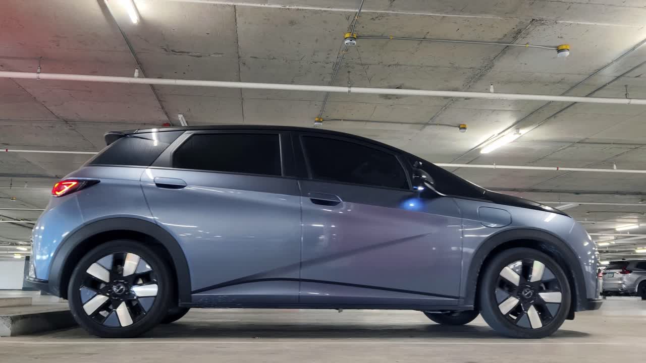 coche eléctrico en un garaje de estacionamiento subterráneo