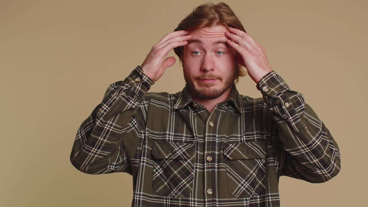 남자는 분노한 표정으로 손을 들어 왜 실패한 이유를 묻고 불신을 보여줍니다.