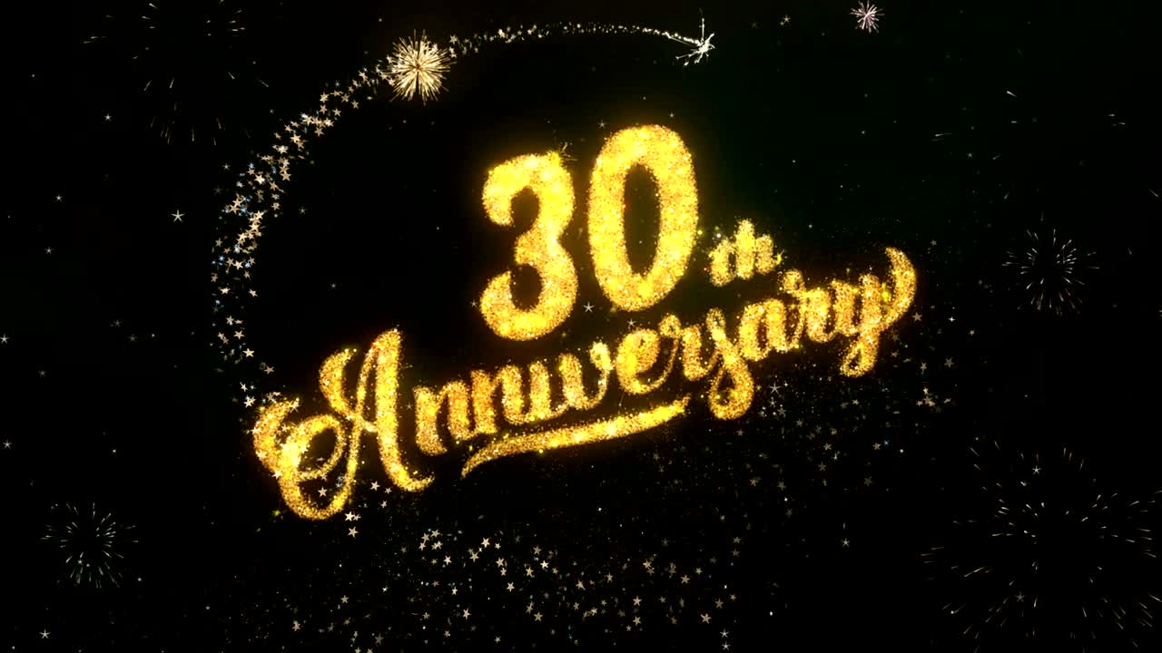 tarjeta de felicitaciones y deseos para el 30 aniversario hecha de partículas de brillo y chispas iluminan el cielo nocturno oscuro con coloridos fuegos artificiales de fondo 4k.