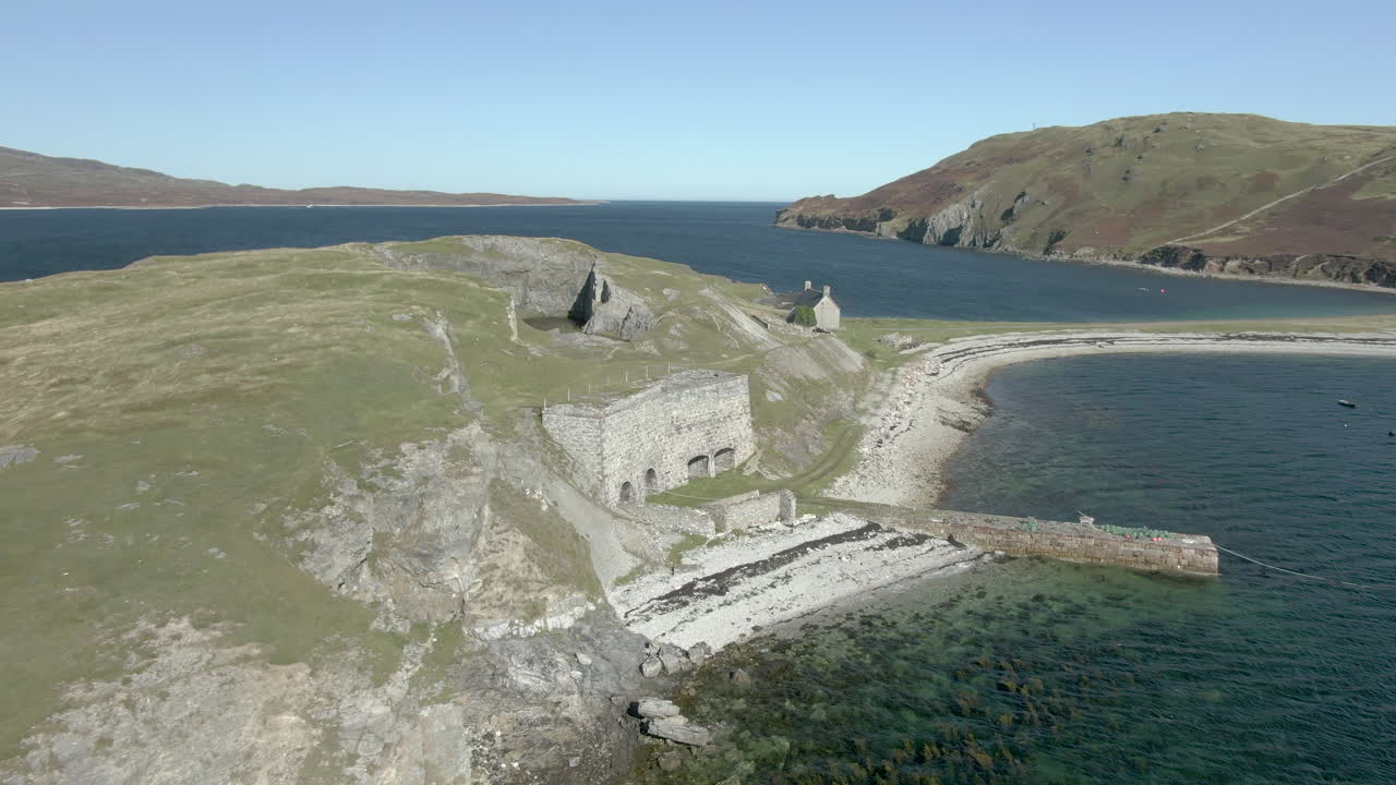 вид с воздуха на заброшенные известковые печи ард-ники в солнечный летний день