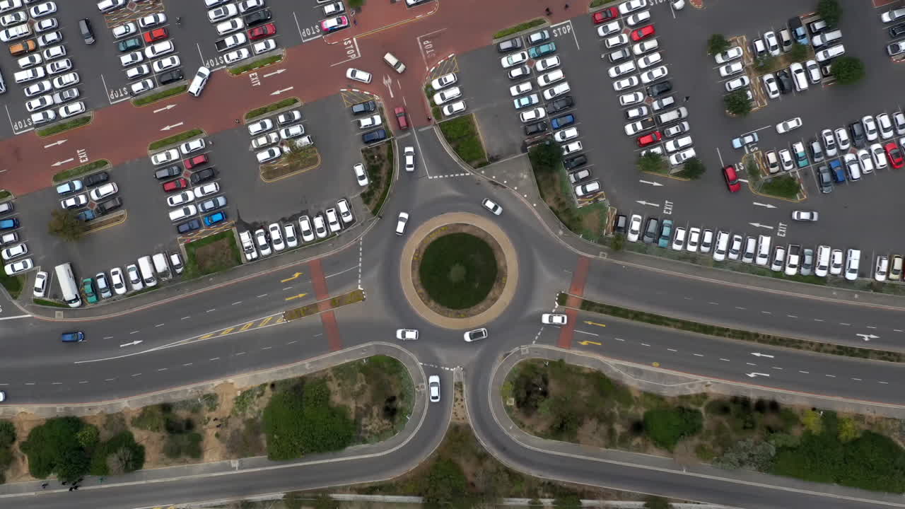 el ajetreo y el bullicio de una ciudad ocupada