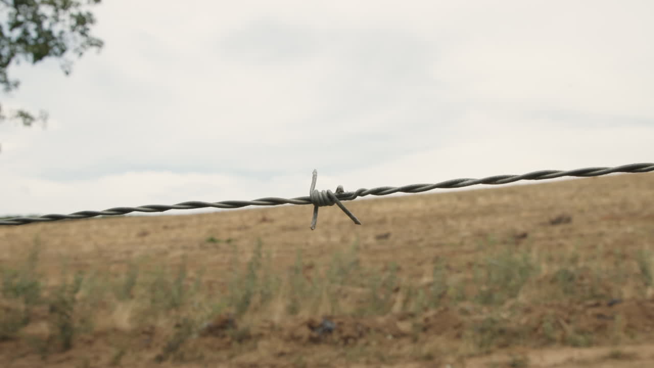 una valla de borde con alambre de púas