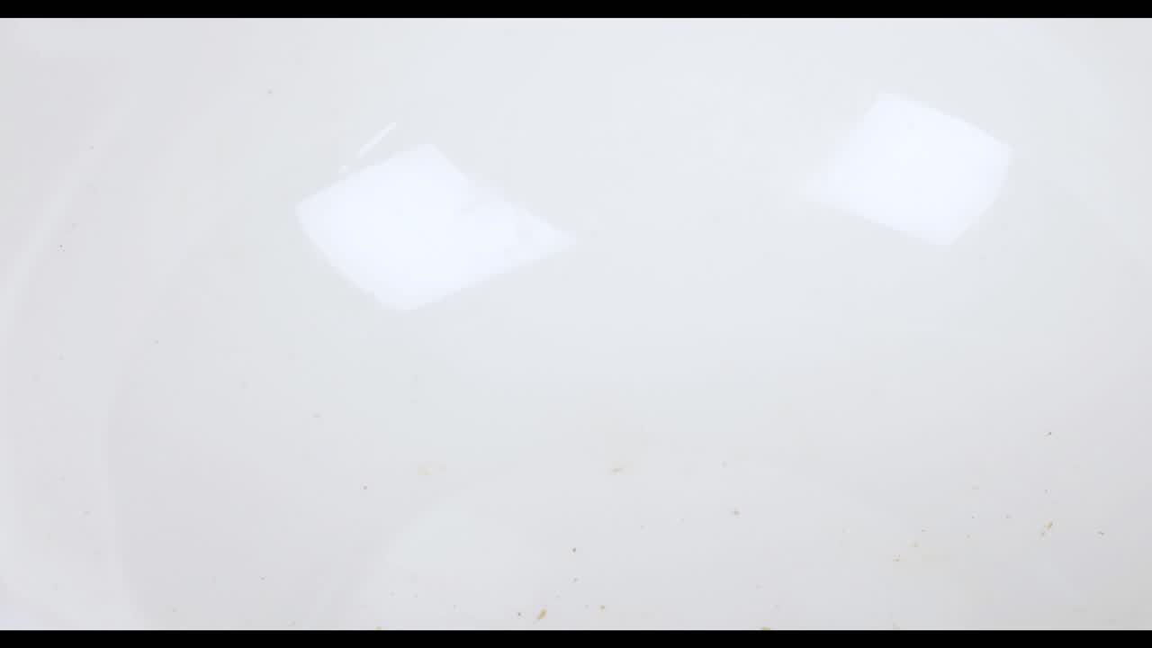 땅콩이 떨어지고  그에 축적됩니다.