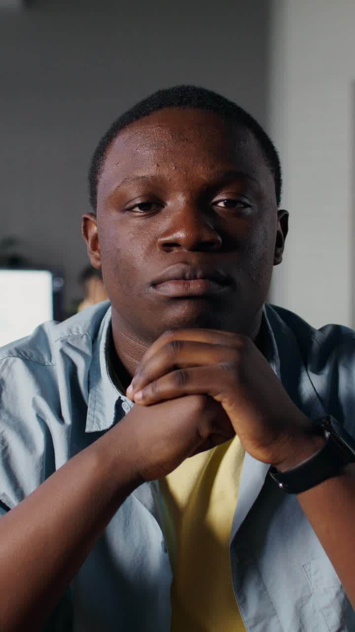 hombre sentado en un escritorio