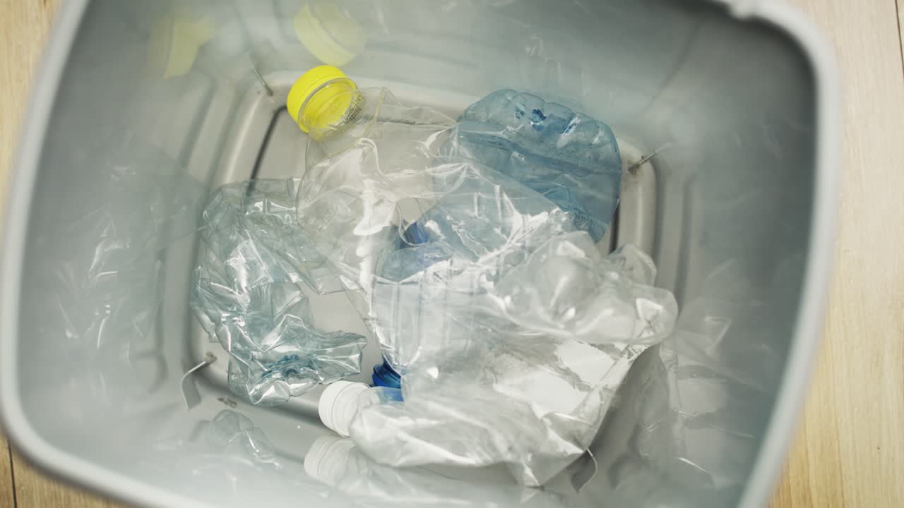 플라스틱 병을 던지는 정적 비디오