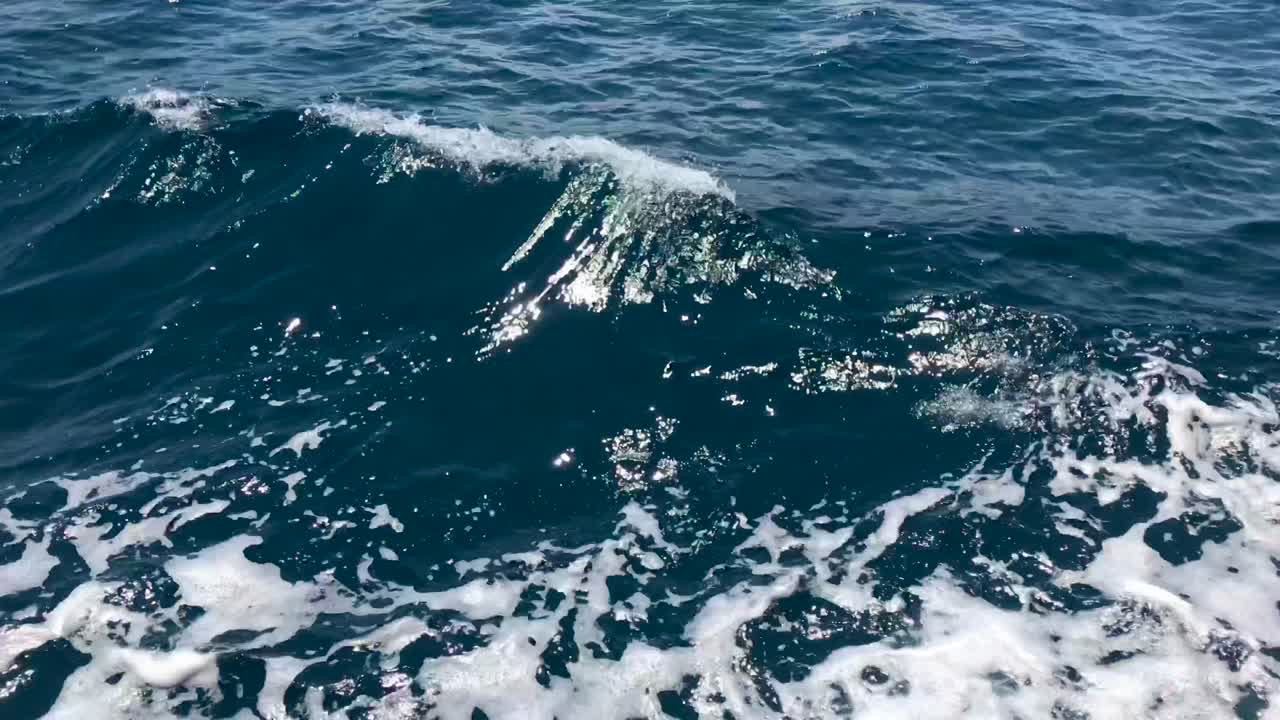 motor de velero creando cresta de ola en el profundo mar mediterráneo en 4k