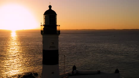 vista aérea de farol da barra iluminado por el sol y el mar, al atardecer, salvador, bahía, brasil