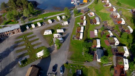 Hermosa-Naturaleza-Noruega-Vista-Aérea-Del-Camping-Para-Relajarse.