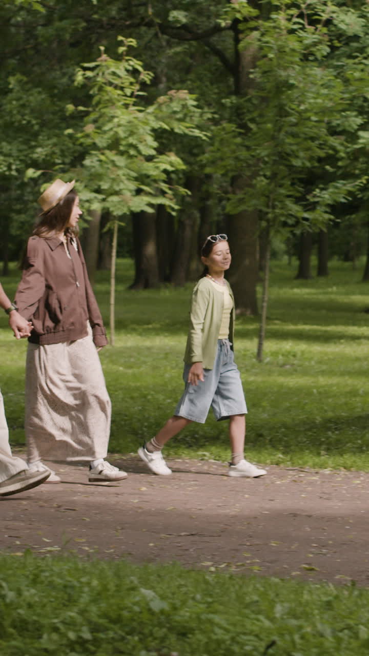 Люди гуляют в парке.