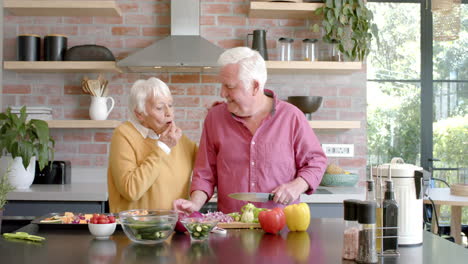 Feliz-Pareja-Caucásica-Mayor-Cocinando-La-Cena-En-La-Cocina-De-Casa,-Cámara-Lenta