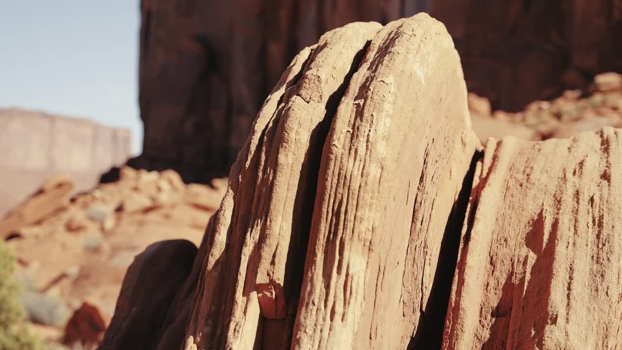 Explore the breathtaking rock formations of Monument Valley through stunning footage of its unique geological wonders.

Shot in 4K with Sony A7S III and DJI RS2