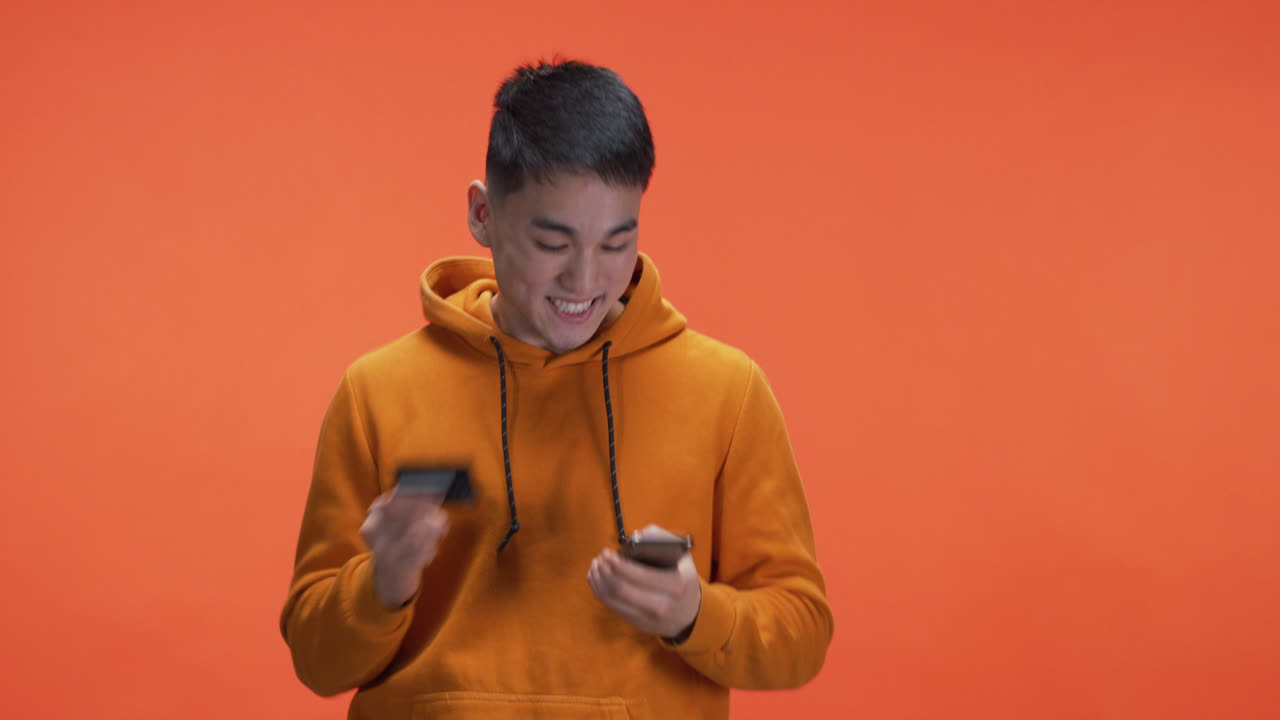 온라인 결제를 하는 젊은이