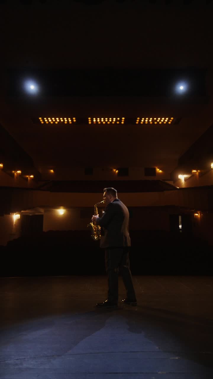 saxofonista actuando en el escenario