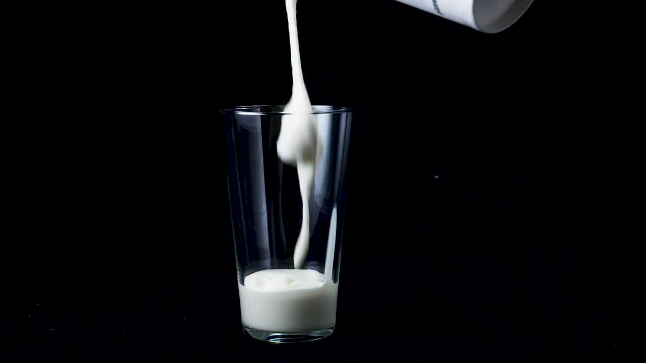 유리잔 에 우유 를 부어 넣는 것