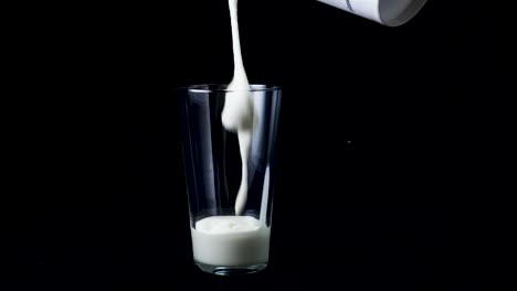 la leche se vierte en un vaso