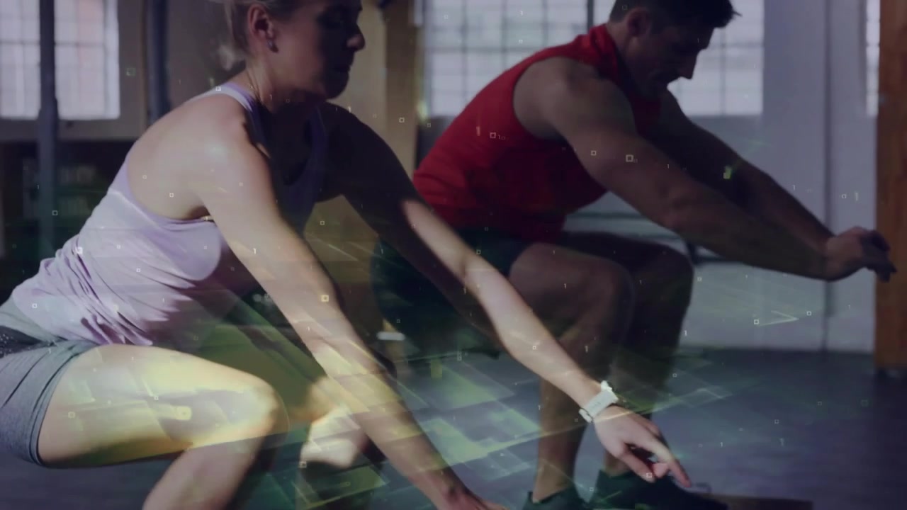 Homme et femme synchronisés prenant une approche courte, sautant sur une boîte de plyométrie en bois et atterrissant en squat pour le fitness