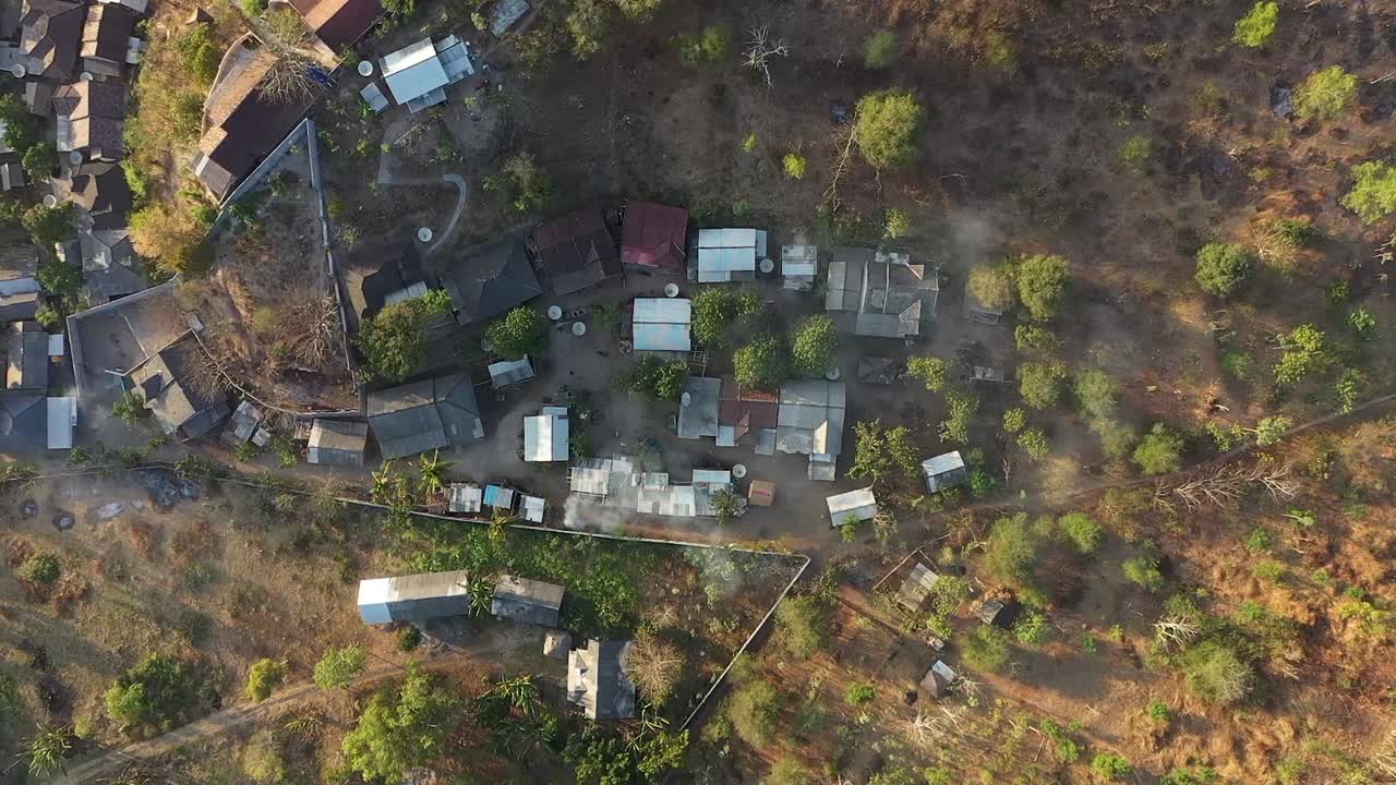 barrio en el pueblo de pescadores de gerupuk en un día soleado en la isla de lombok, indonesia