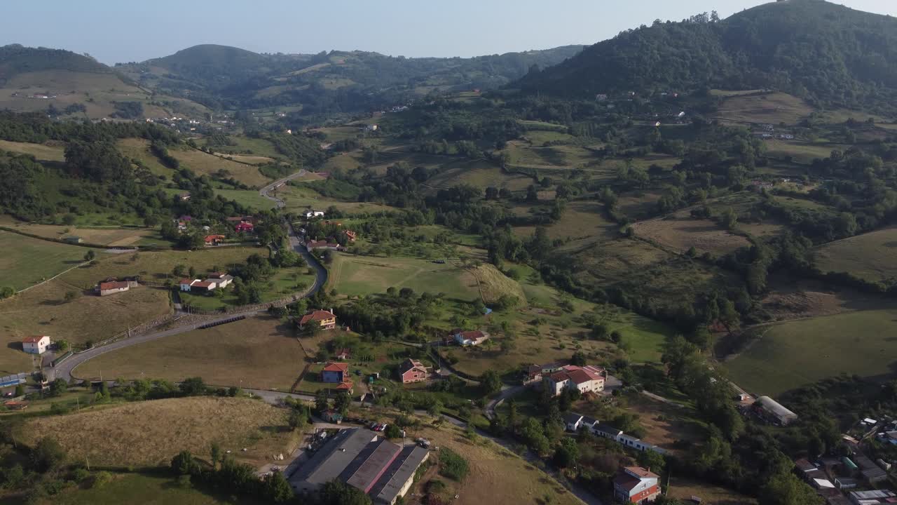 vista aerea de bosques y casas en asturias-2