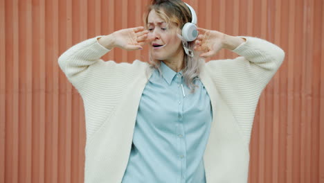 mujer bailando a la música