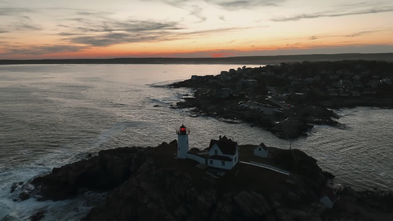luz de cabo neddick sobre la isla nubble durante la puesta de sol en cabo neddick, york, maine, estados unidos