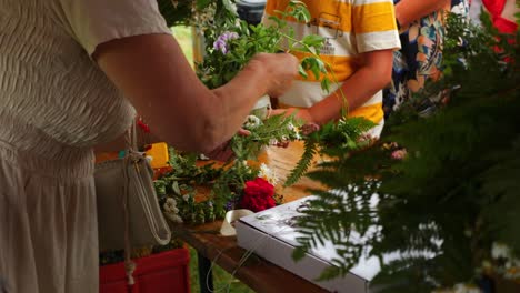 floristería haciendo flores con flores verdes 50 fps cámara lenta