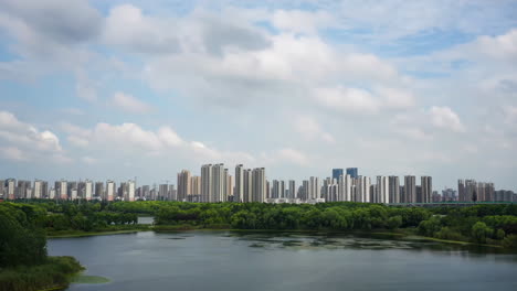 Moderne-Skyline-Bei-Sonnenaufgang,-Erleuchtet-In-Goldenem-Licht,-Wenn-Die-Sonne-über-Der-Stadtlandschaft-Aufgeht-Und-Das-Städtische-Leben-Und-Die-Architektur-Präsentiert