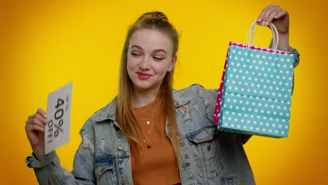 alegre adolescente mostrando bolsas de compras y hasta un 40 por ciento de descuento en inscripciones pancarta, viernes negro
