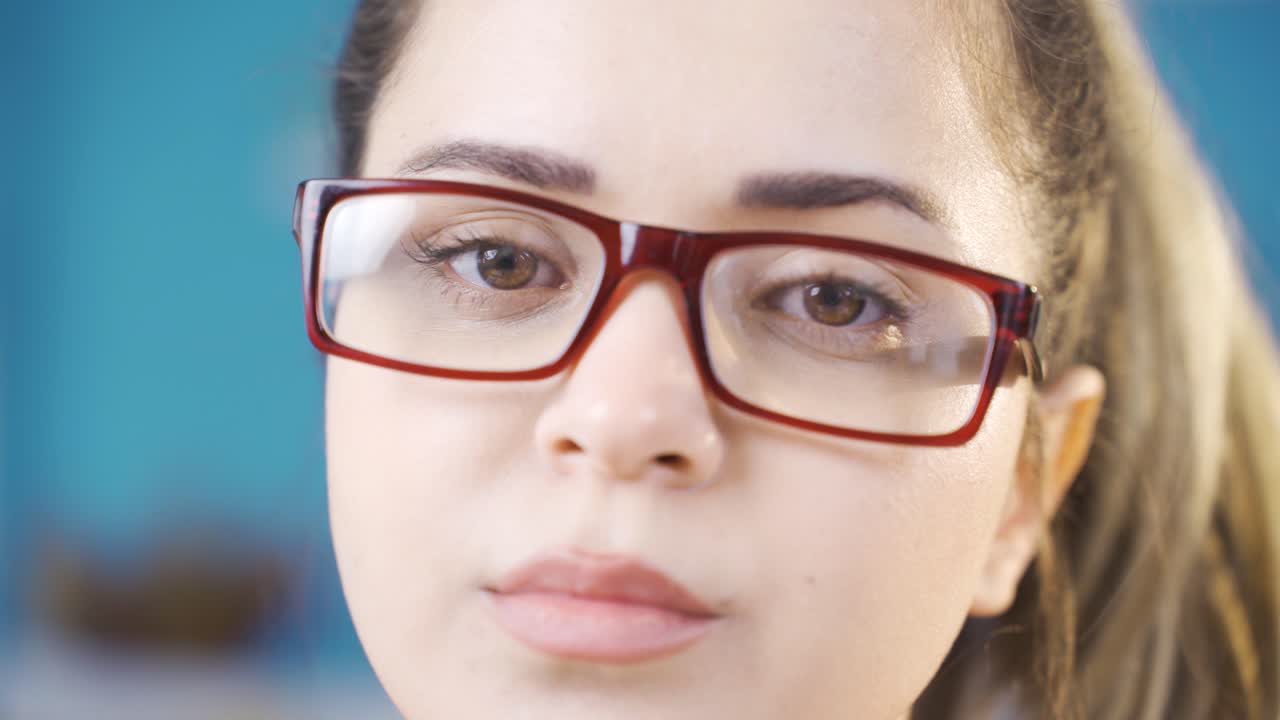 una joven linda con gafas.