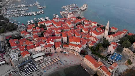 plaza ricardova glava, popular playa con costa de guijarros en budva, montenegro